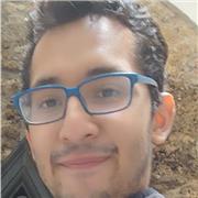 Profesor dicta clases de matemáticas universitarias para estudiantes de secundaria y preparatoria